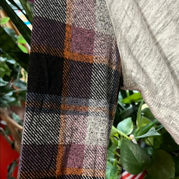 Women's Gray Top with Plaid Sleeves - Picture 5 of 5